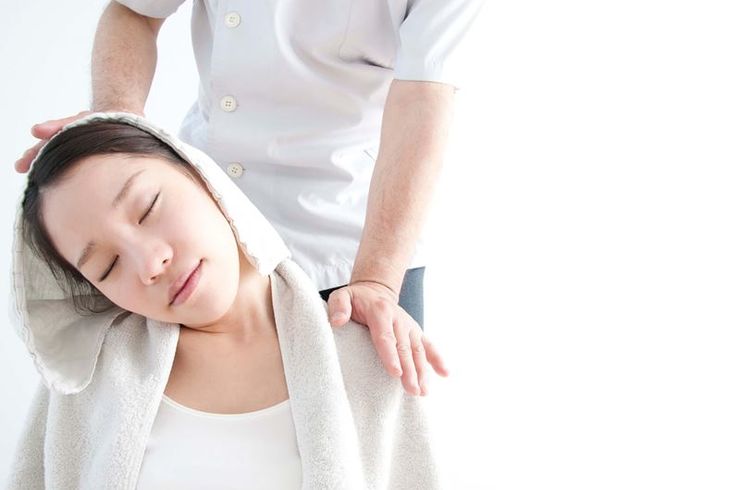 肩治療を受ける女性